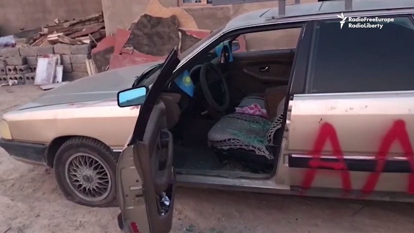 Do auta kazašského aktivisty dal někdo hlavy popravených psů